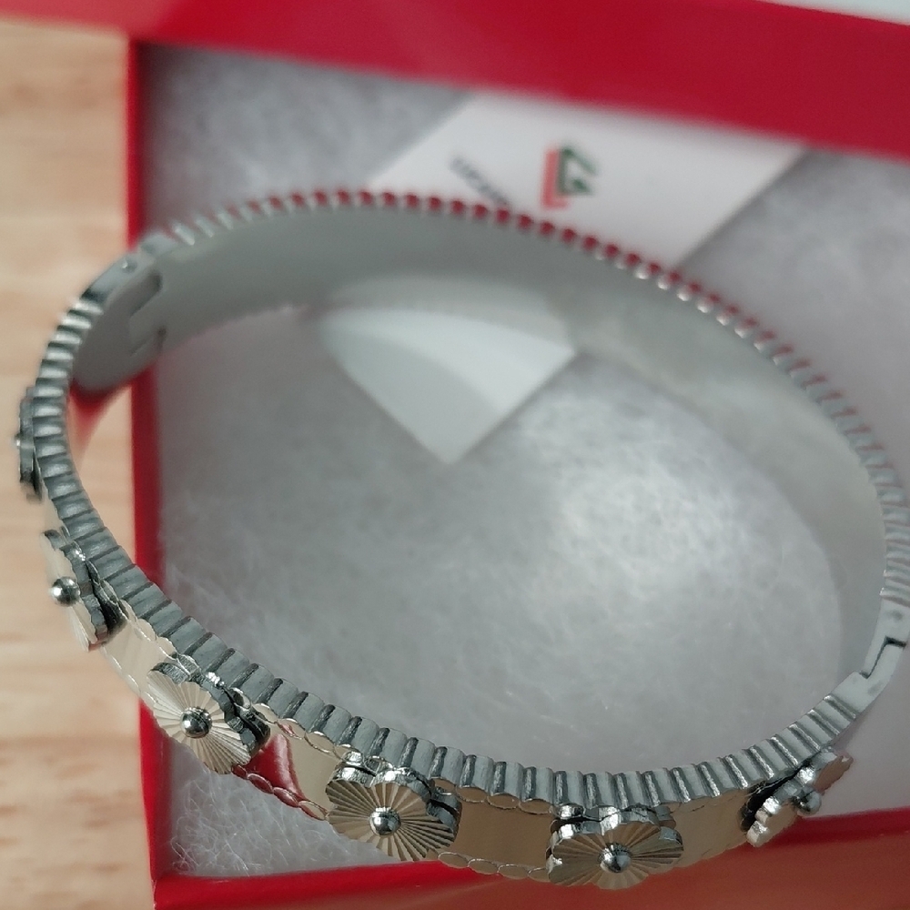 Stainless Steel Floral Women's Bracelet - Picture 4 of 6